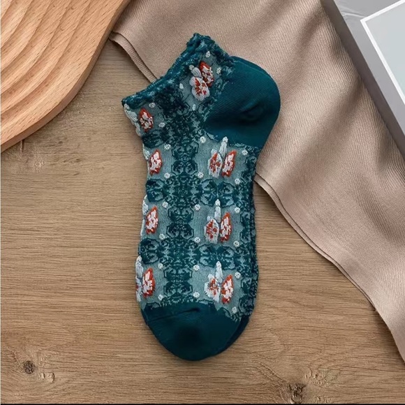 Women’s Floral Embroidered Socks 5 Pairs - Picture 3 of 6